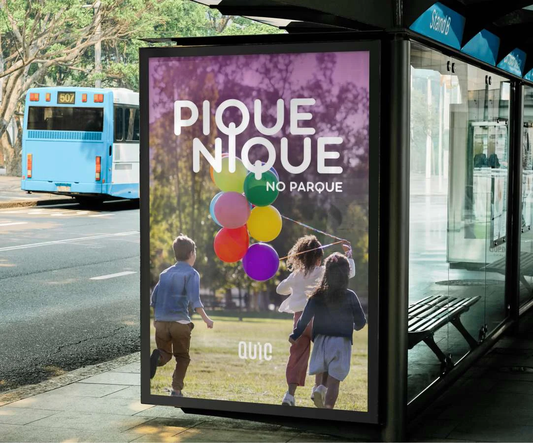 Simulação de um mupi com a identidade Piquenique no Parque